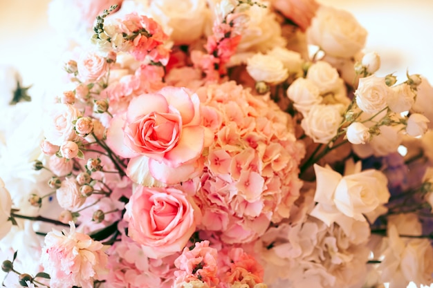 Boquet de hortensias rosas, rosas y eustoma blanco