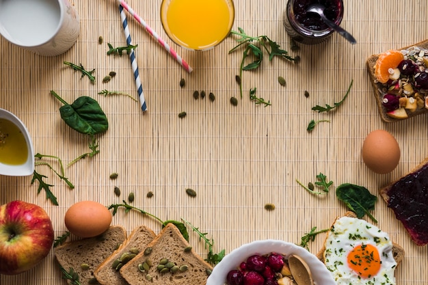 Foto gratuita borde de alimentos para el desayuno y especias