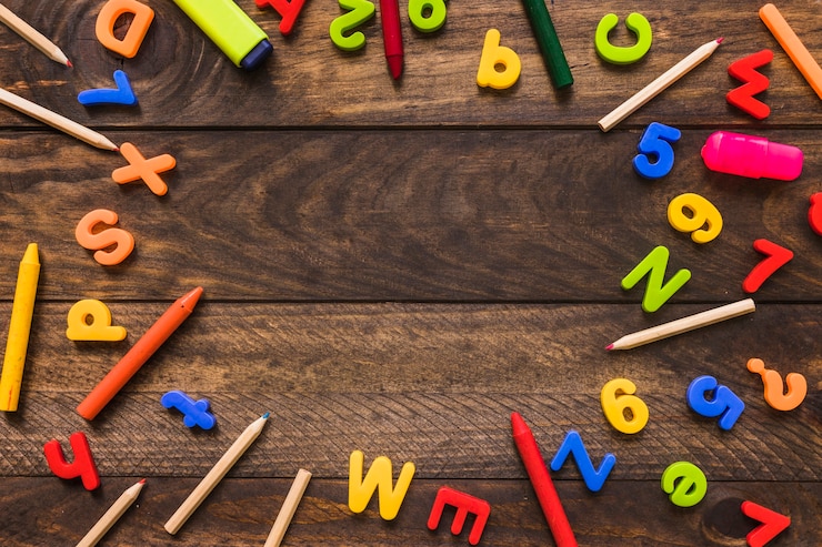 Foto gratuito borde de caracteres y herramientas de escritura