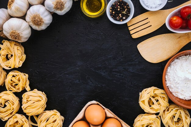 Borde de espátulas e ingredientes de pasta