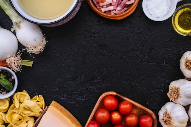 Borde de los ingredientes de la cacerola y la pasta