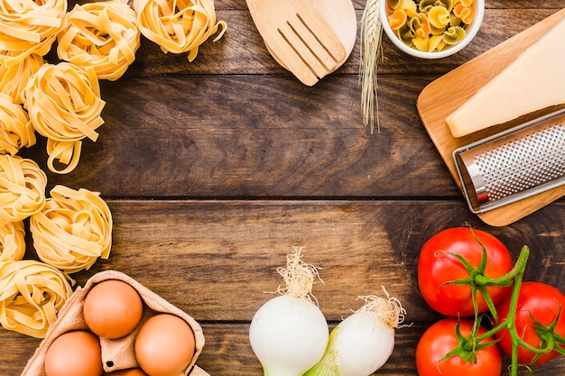 Foto gratuita borde de los ingredientes del rallador y la pasta