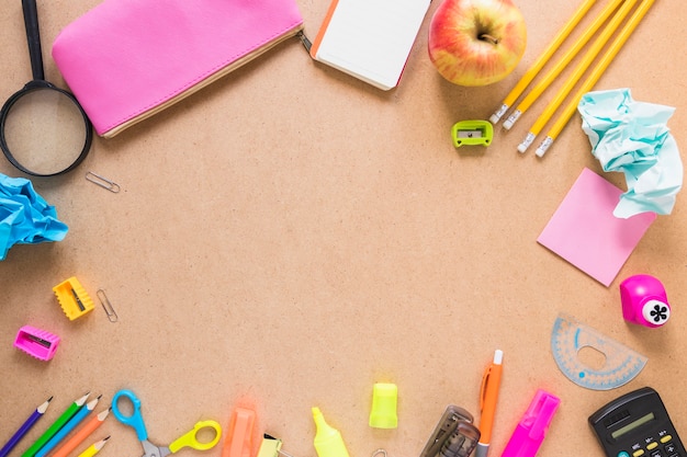 Foto gratuita borde de manzana y útiles escolares