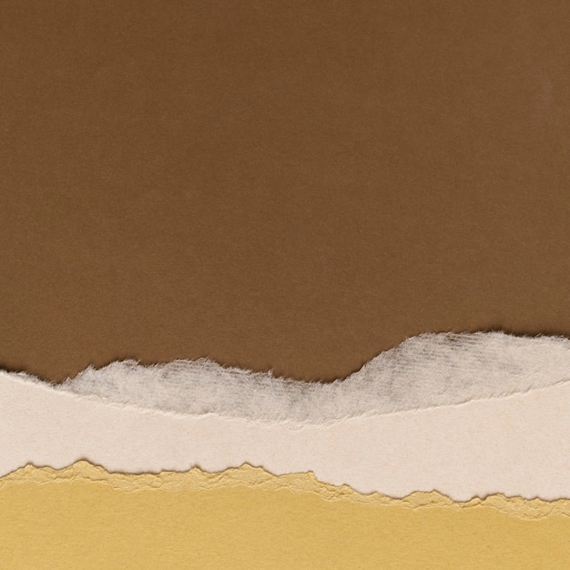 Borde de papel marrón rasgado sobre fondo de tono tierra hecho a mano