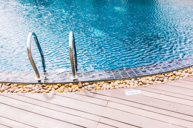 Borde de la piscina con piedras