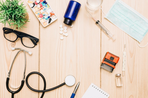 Foto gratuita borde de planta en maceta y suministros médicos