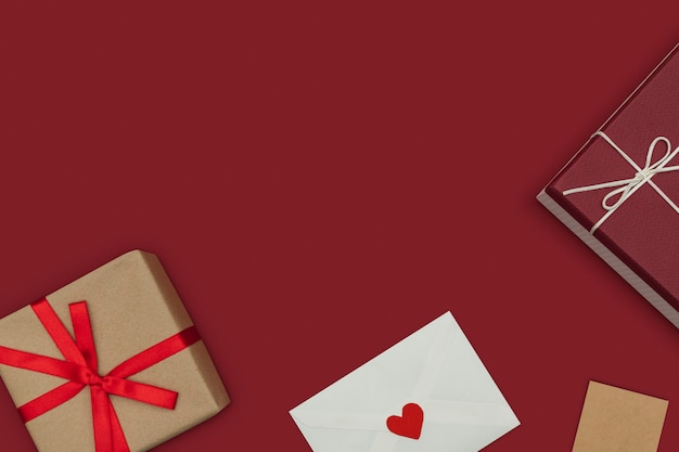 Foto gratuita borde de regalos de san valentín con cajas y carta de amor
