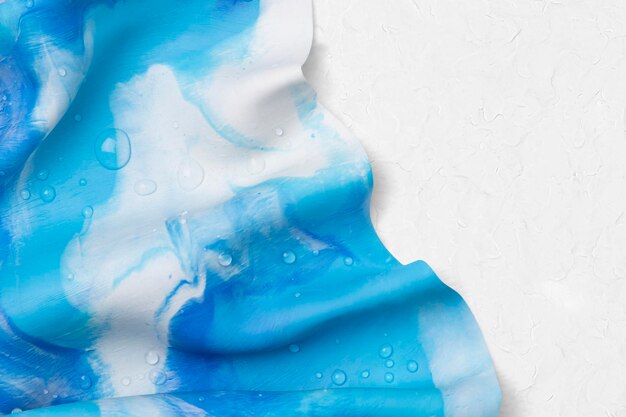 Borde de teñido anudado azul sobre arcilla de plastilina con textura de fondo estético arte creativo de bricolaje