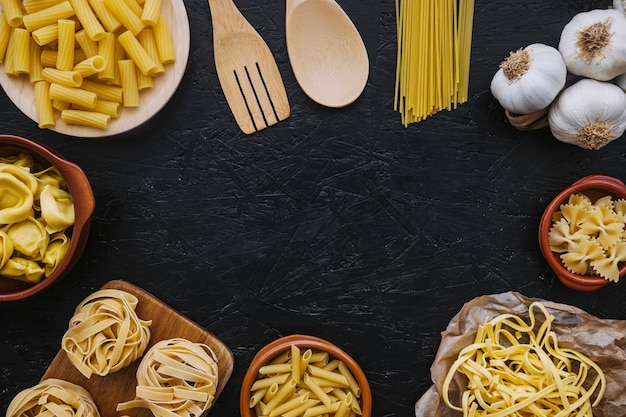 Borde de utensilios y pasta con ajo