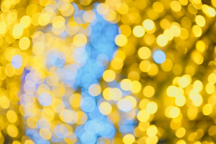 Foto gratuito borrosa de decoraciones festivas para navidad y año nuevo de luces brillantes de guirnaldas web banner