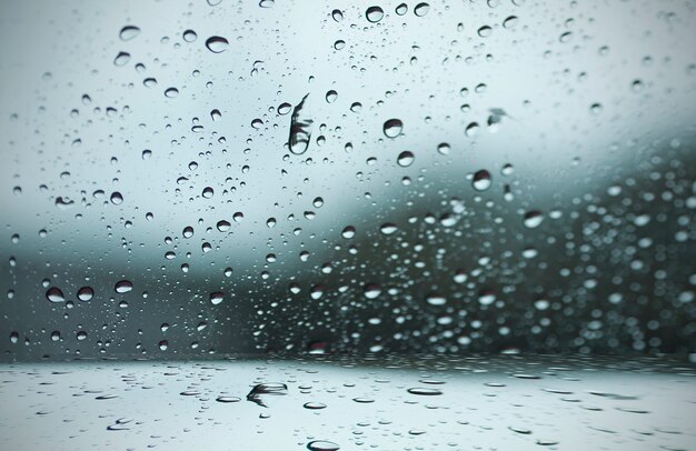 borrosa gota de lluvia en la ventana