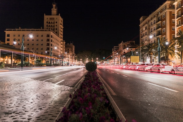 Borrosa semáforos en la calle por la noche