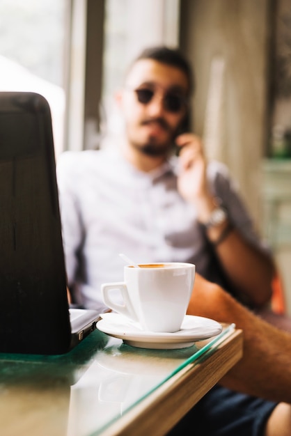 Borroso, hombre de negocios, trabajando, en, café