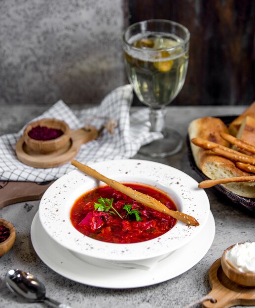 Borsch con galleta en la parte superior