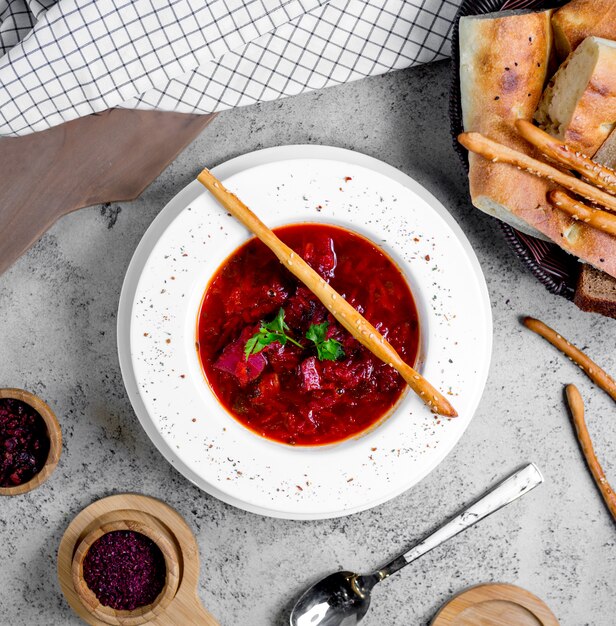 Borsch con hierbas y galleta encima