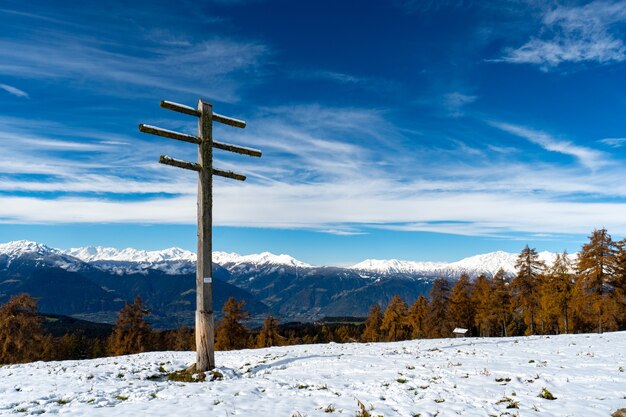 Bosque cubierto de nieve en el Tirol del Sur, Dolomitas, Italia