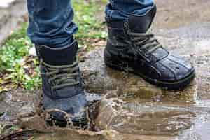 Foto gratuita botas impermeables de calidad para el mal tiempo closeup