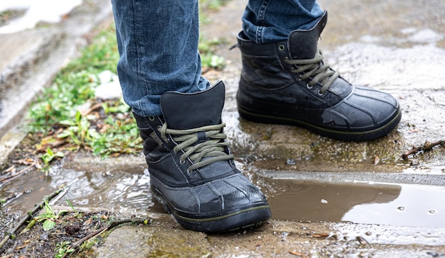 Foto gratuita botas impermeables de calidad para el mal tiempo closeup