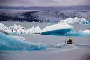 Foto gratuita el bote en el glaciar