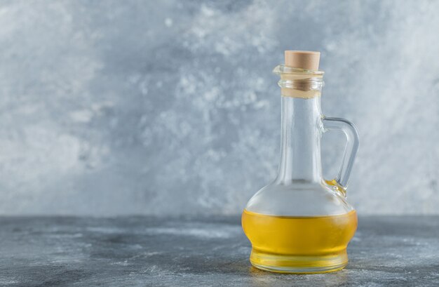 Botella de aceite sobre el fondo gris. Foto de alta calidad