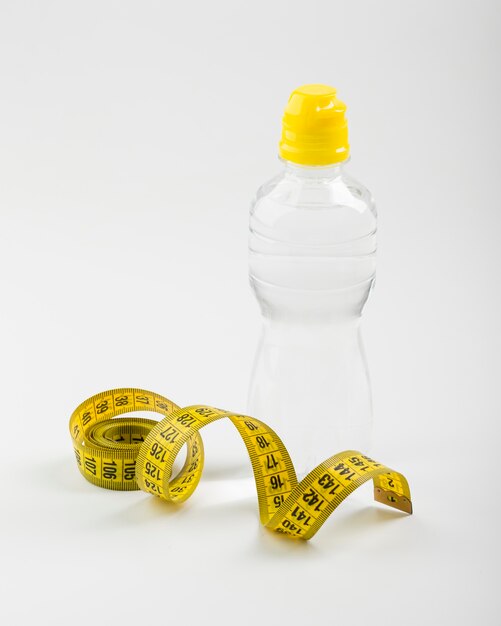 Botella de agua y centímetro amarillo