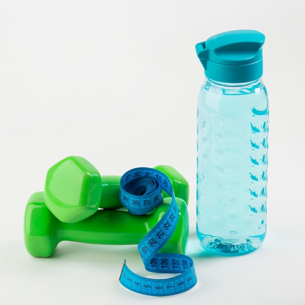 Botella de agua con centímetro azul y pesos