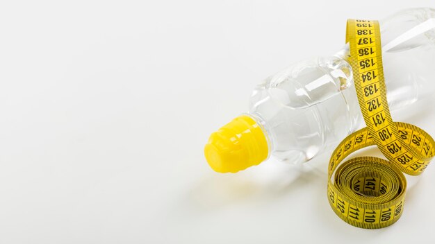 Botella de agua y espacio de copia de centímetro amarillo