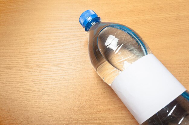 Botella de agua en la mesa de madera