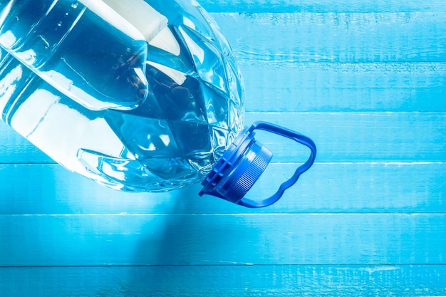 Botella de agua en la mesa de madera