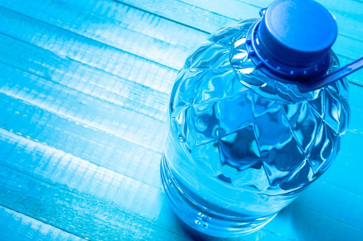 Foto gratuito botella de agua en la mesa de madera