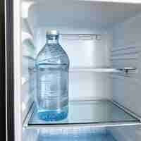 Foto gratuita botella de agua transparente en el refrigerador