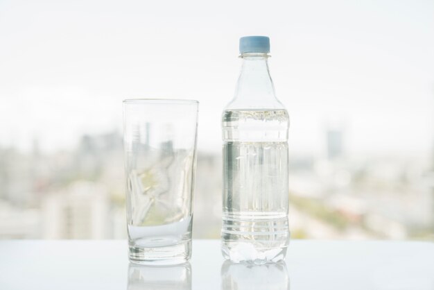 Botella de agua con vaso