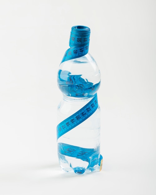 Botella aislada de agua y centímetro azul