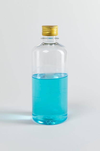 Botella de alcohol de etanol azul