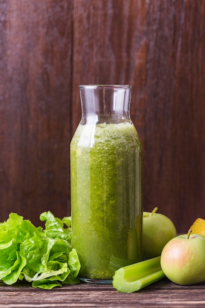 Botella de batido de vista frontal con manzana y verduras