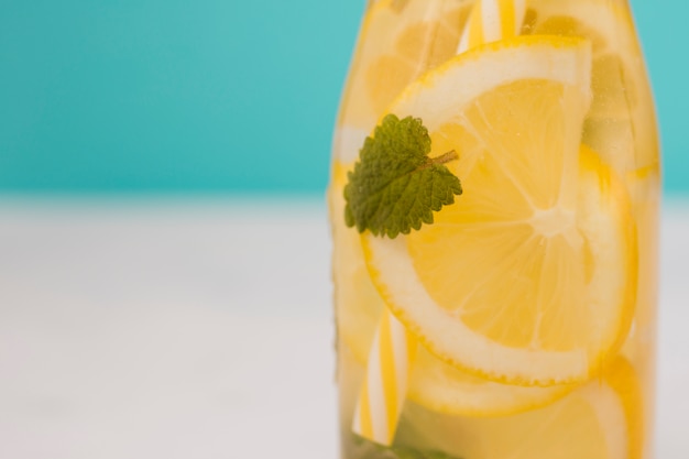Botella de bebida de limón