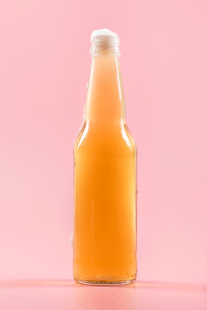 Botella de cerveza con espuma