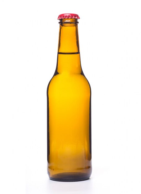 Botella de cerveza en fondo blanco