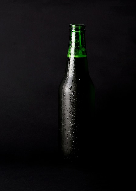 Botella de cerveza negra