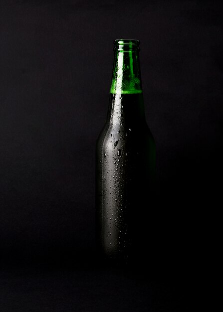 Botella de cerveza negra