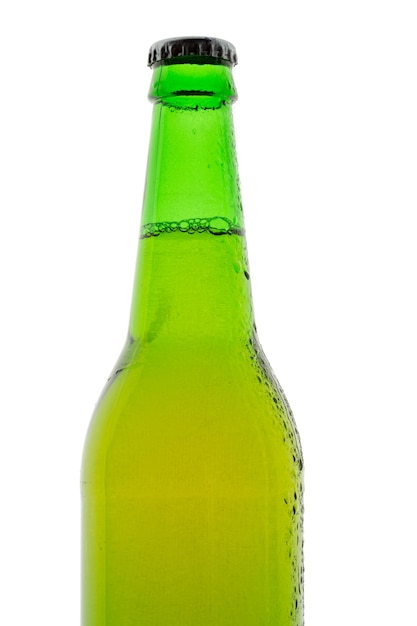 Botella de cerveza sobre fondo blanco.