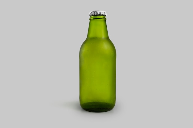 Botella de cerveza verde fría aislada