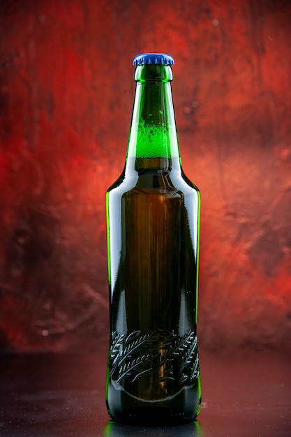 Botella de cerveza verde vista frontal