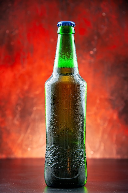 Botella de cerveza verde vista frontal