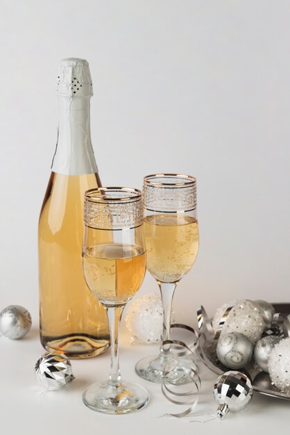 Botella de champagne con copas sobre la mesa