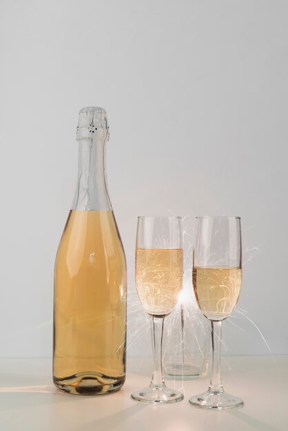 Botella de champagne con copas