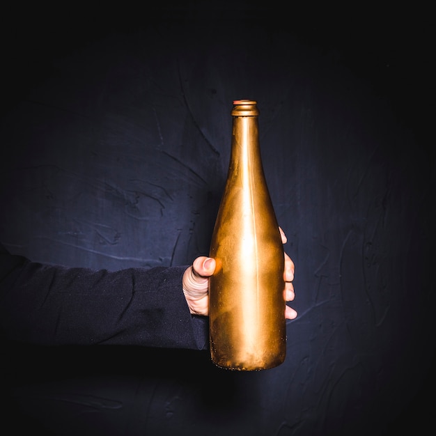 Botella de champagne dorada