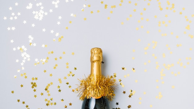 Botella de champagne con lentejuelas estrella