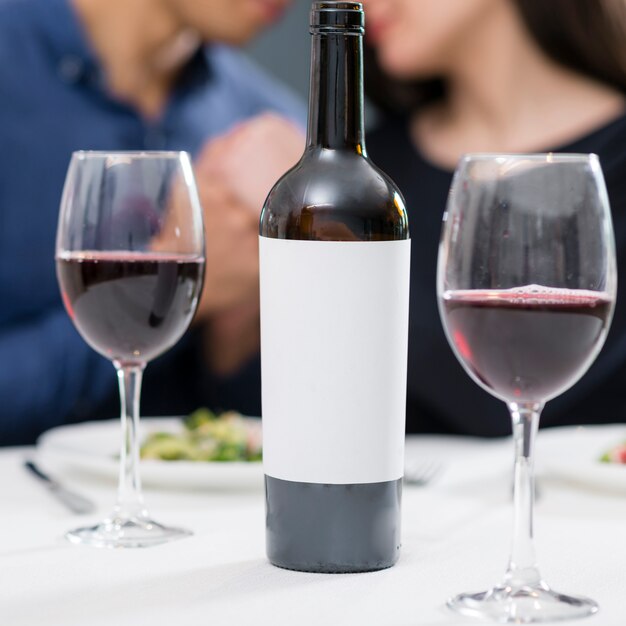 Botella y copas de vino para una cena romántica.