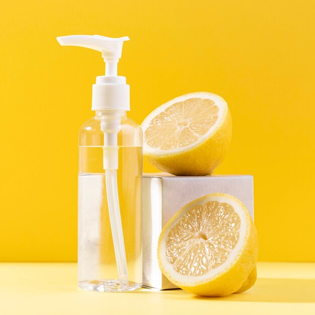 Botella cosmética con limón